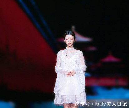 毛晓彤最新时尚造型秀，穿吊带裤的她才是颜值巅峰，贼好看