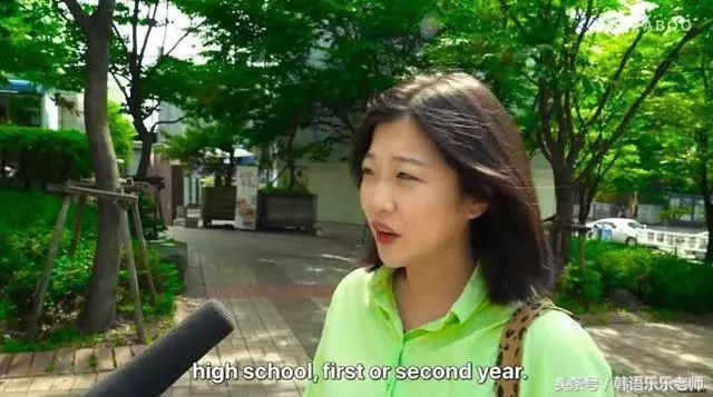 韩国街头要求化妆女生卸妆素颜