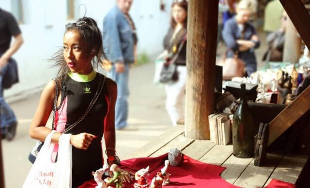 吉克隽逸现身街头，小麦色比路人都要美，路转粉的节奏？