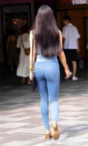 很多人都喜欢穿搭牛仔裤，它不仅耐磨耐脏，且穿起来特别有气质！