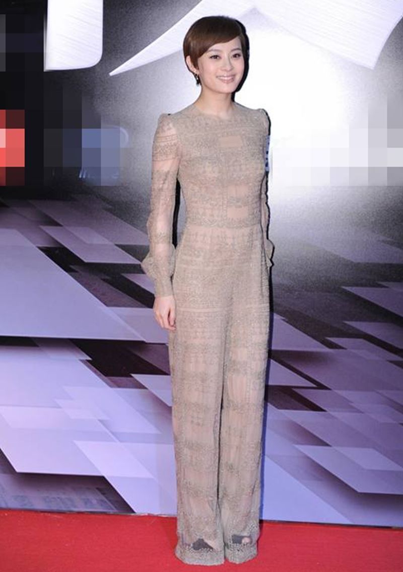 35岁孙俪又作妖，一身裸色连体裤长到裹脚，网友：丑出新高度！