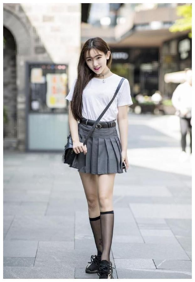 街拍:图1性感吊带连衣裙，图2清纯学院风穿搭，图3简约大气套装