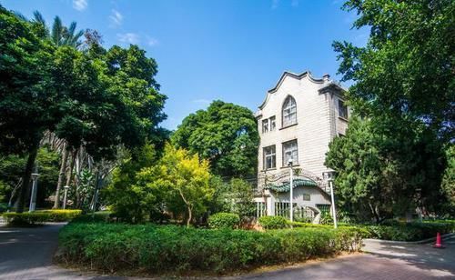 厦门大学变成景区，大批游客涌入，校方无奈限制参观人数