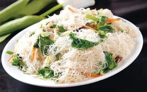 福建旅游吃兴化炒米粉,煮炒易熟,且细又脆,独具一种风味