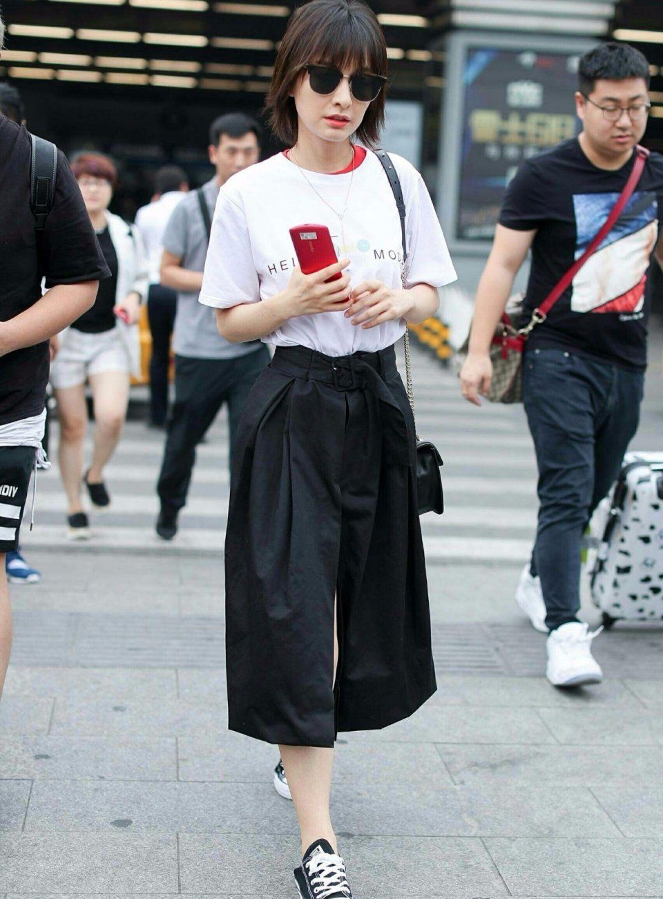 看到吴昕的打扮我沉默了!就这还是“东北赫本”?网友:衣服最丑