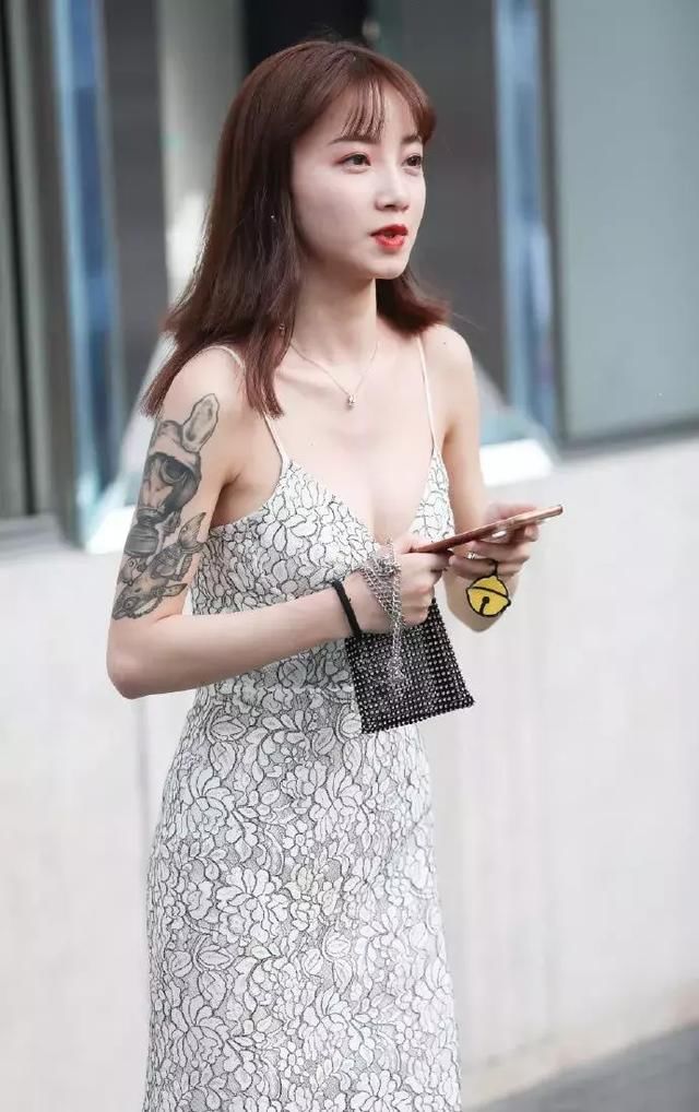 白色吊带碎花连衣长裙搭配绑带凉鞋，灵动唯美淑女气息