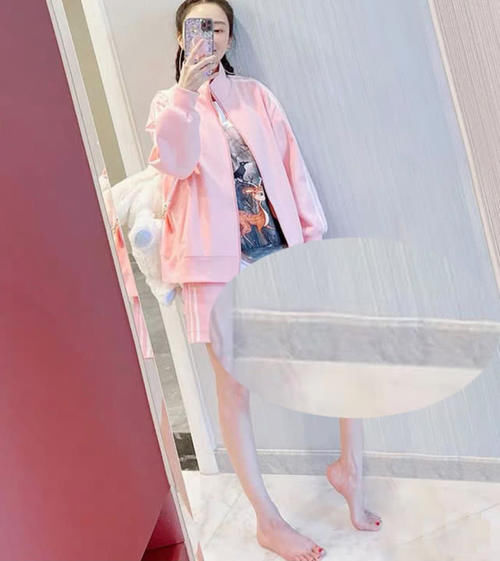 『墙根』李小璐晒美照秀完美身材,墙根却P变形,腿形与未修图对比差距大