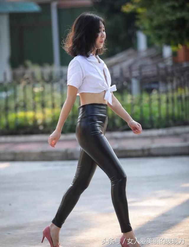 紧身皮裤比打底裤好看多了，看到她穿在身上的效果就知道有多好了