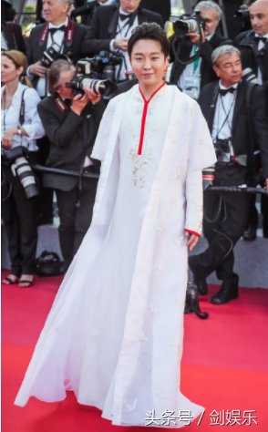 李玉刚首战戛纳 穿“百蝶衣”走红毯 简直惊艳了众人!