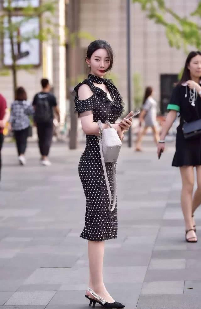 女士■白衬衣搭配高跟鞋子,秀出女士幸福的气场