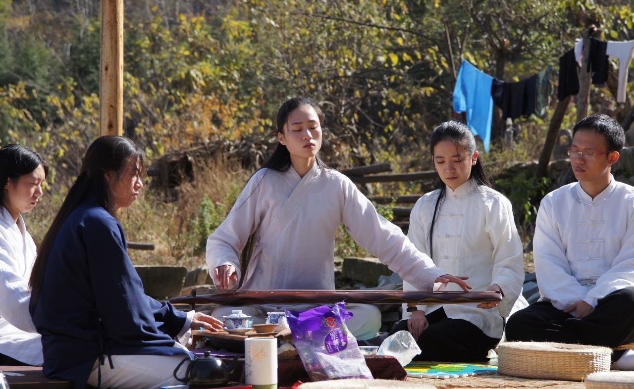 武当文化爱好者隐居大山修行，每天的诵读经文打坐修炼，逍遥自在