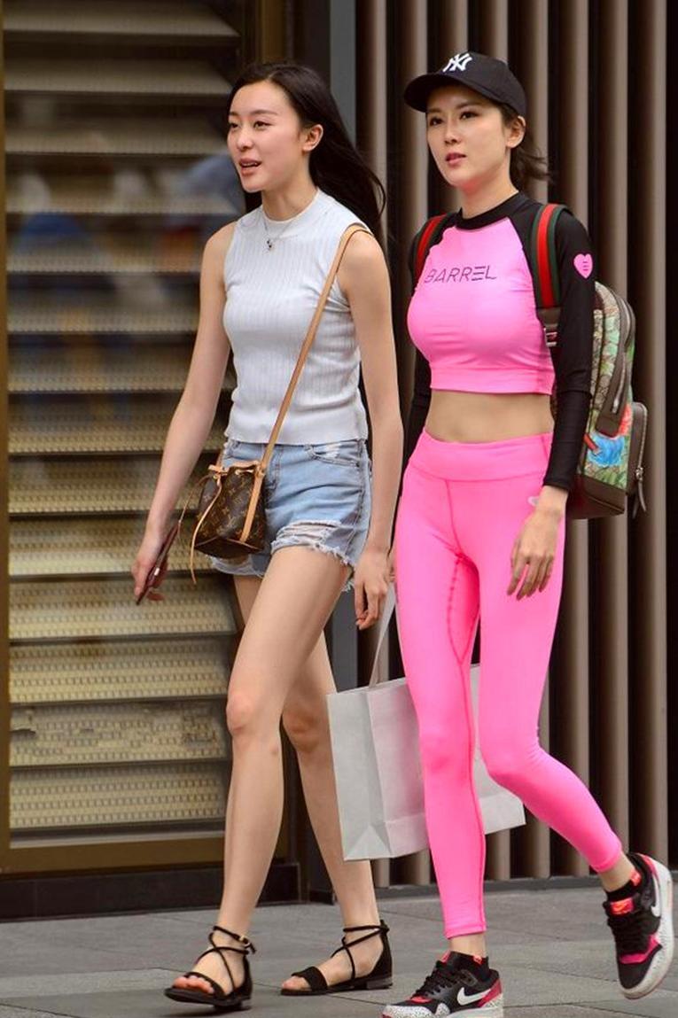 街拍：图2时尚美女，一套粉色装真显嫩，图4墨镜美女，穿搭时尚