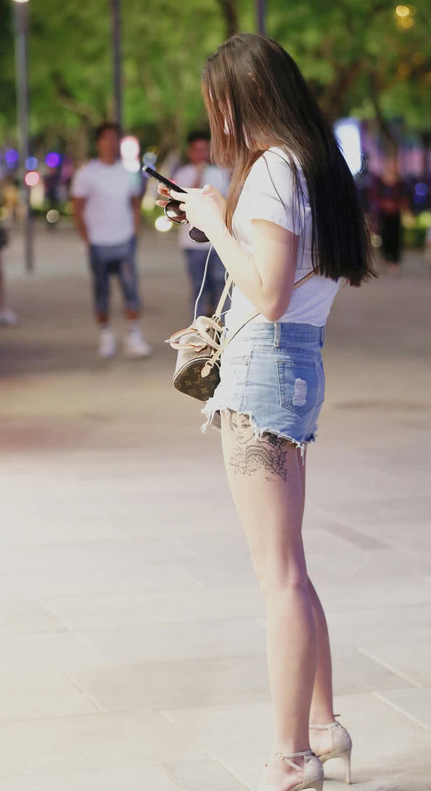 俏丽小姐姐高跟鞋搭配小热裤秀逆天长腿，大腿的纹身真的好诱人