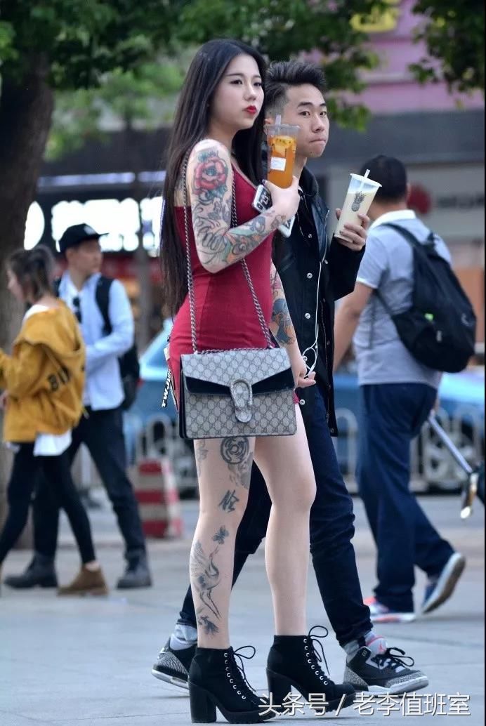 街拍:身材丰满皮肤白皙有纹身的超性感翘臀妹子