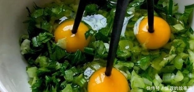  [我家]芹菜里加3个鸡蛋，我家一周吃6次，孩子每次都吃光，营养又解馋
