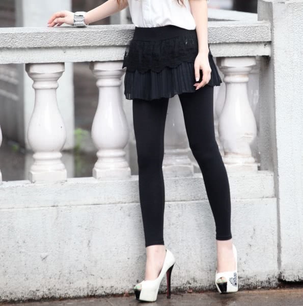 气质小姐姐的紧身裤穿出时尚感，瘦成纸片人，看起来好像洋娃娃