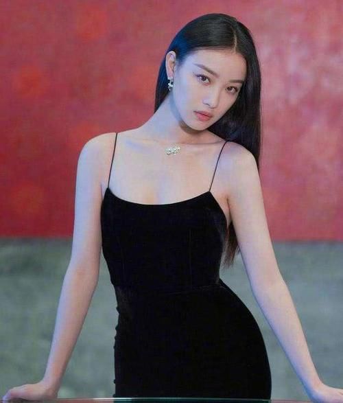  女人：女人过了50岁，如果你有白头发，少留这4种发型，显老没气质