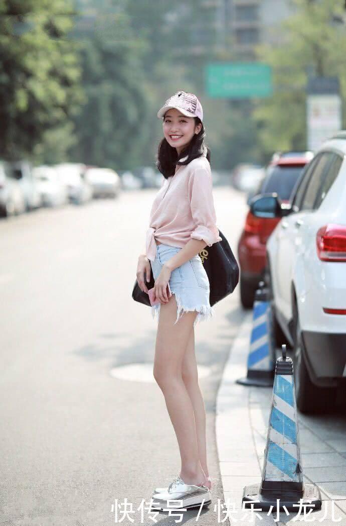 美女■街拍:紧身牛仔裤,会更好地展示身材,搭配出自己的时尚感觉