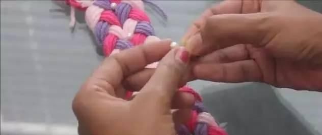  棒针@不用棒针钩针!用手也能编出时尚的手拿包,好精巧