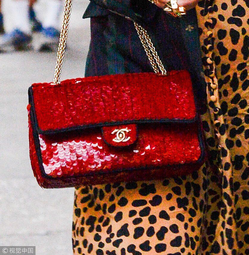 杰西卡穿豹纹长裙丰满美胸“呼之欲出”  对镜咧嘴大笑露牙不拘小