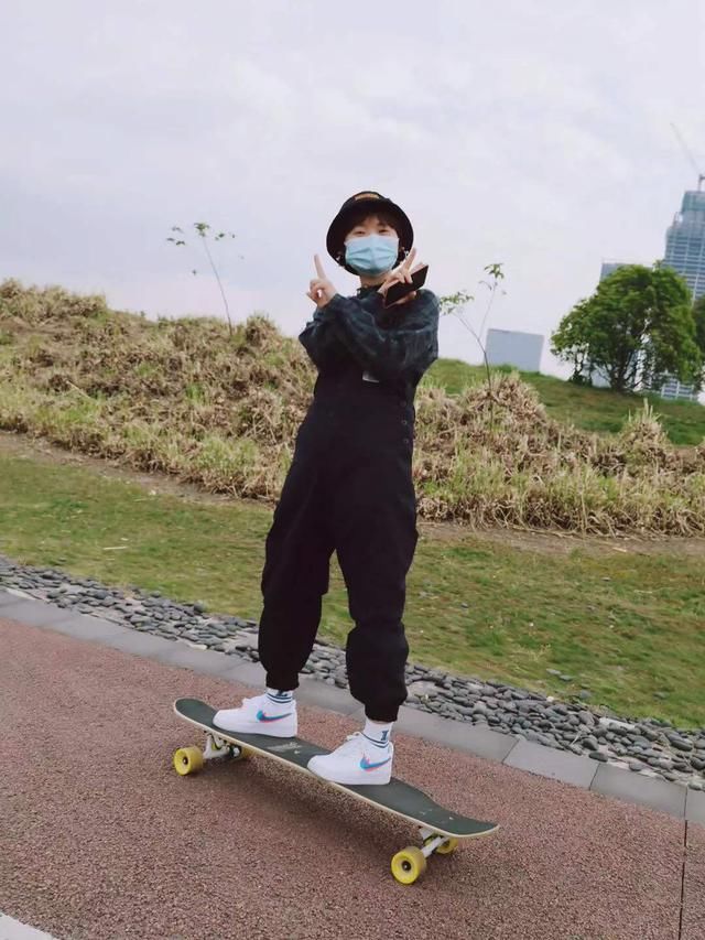 潮牌@SNKR Girls送鞋丨男友衬衫、潮牌、球衣...性感又会搭，就是这期球鞋女生们！4.20-4.26