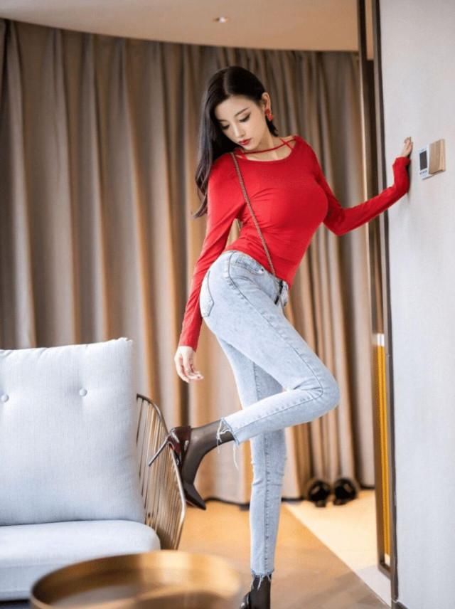  『凸出』炸裂的效果? 搭配牛仔裤, 凸出完美好身材