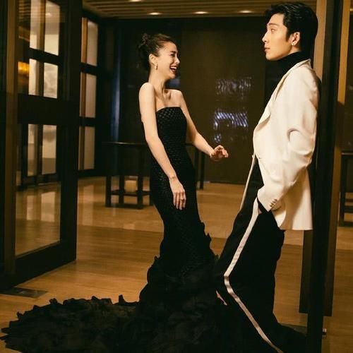 『杨颖』杨颖罕见独带娃！卫衣搭牛仔喇叭裤很青春，与3岁小海绵穿母子装
