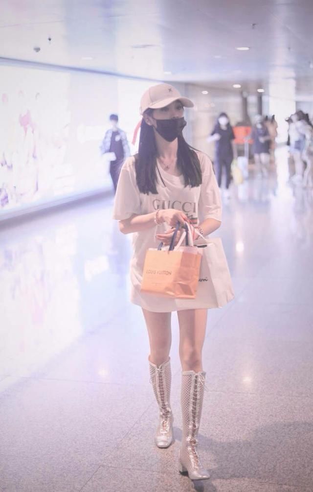 当23岁吴宣仪撞上38岁蔡依林,才知道身材与气质哪个更重要!