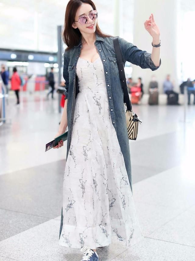 林志玲这是想要让大家都知道她胯宽吗？她不这样穿根本没人知道！