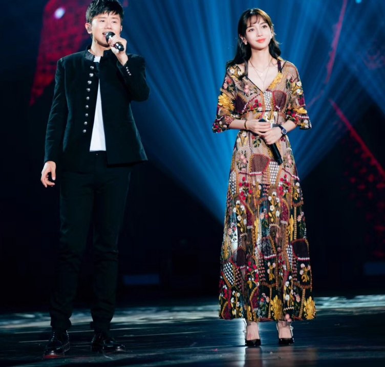 baby展异域风情长腿迷人，网友:感觉她的每张照片都用力睁大眼睛