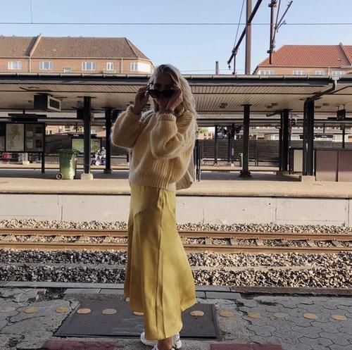  气质■裙子下面别搭高跟鞋，学学时尚达人的“娘MAN风格”，时髦显气质