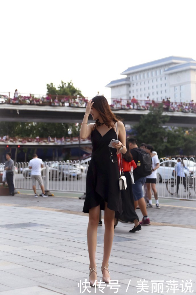  更具|美女街拍：路人时尚街拍，时下流行的穿搭，让你更具性感时尚女神魅力