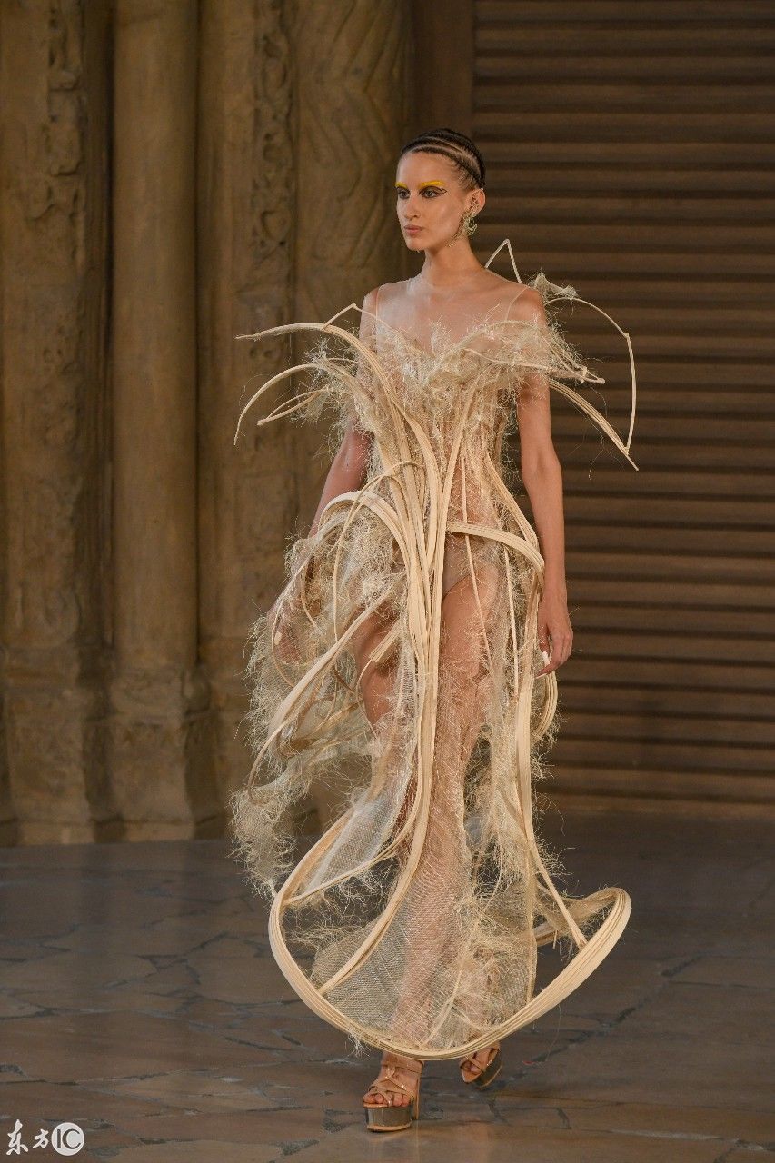 开放的国家真好蒙面美女，衣服穿成这样都能在街上走