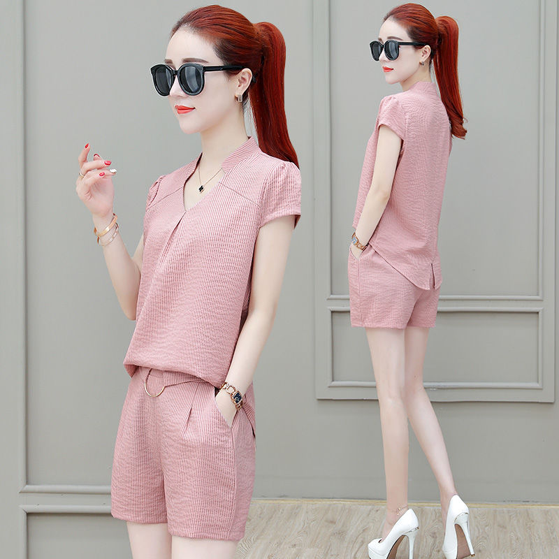 149媳妇把高跟鞋全扔了，穿这样短裤套装，穿平底鞋也能显高