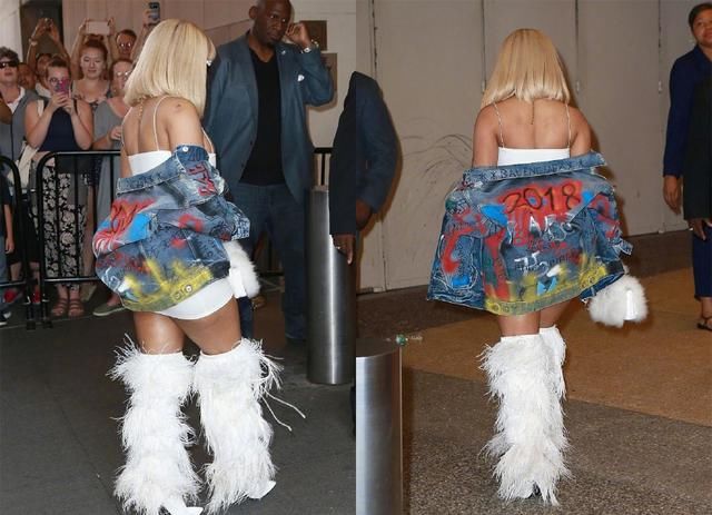 “麻辣鸡”撞衫戚薇，穿同款毛毛靴，身材堪比卡戴珊！