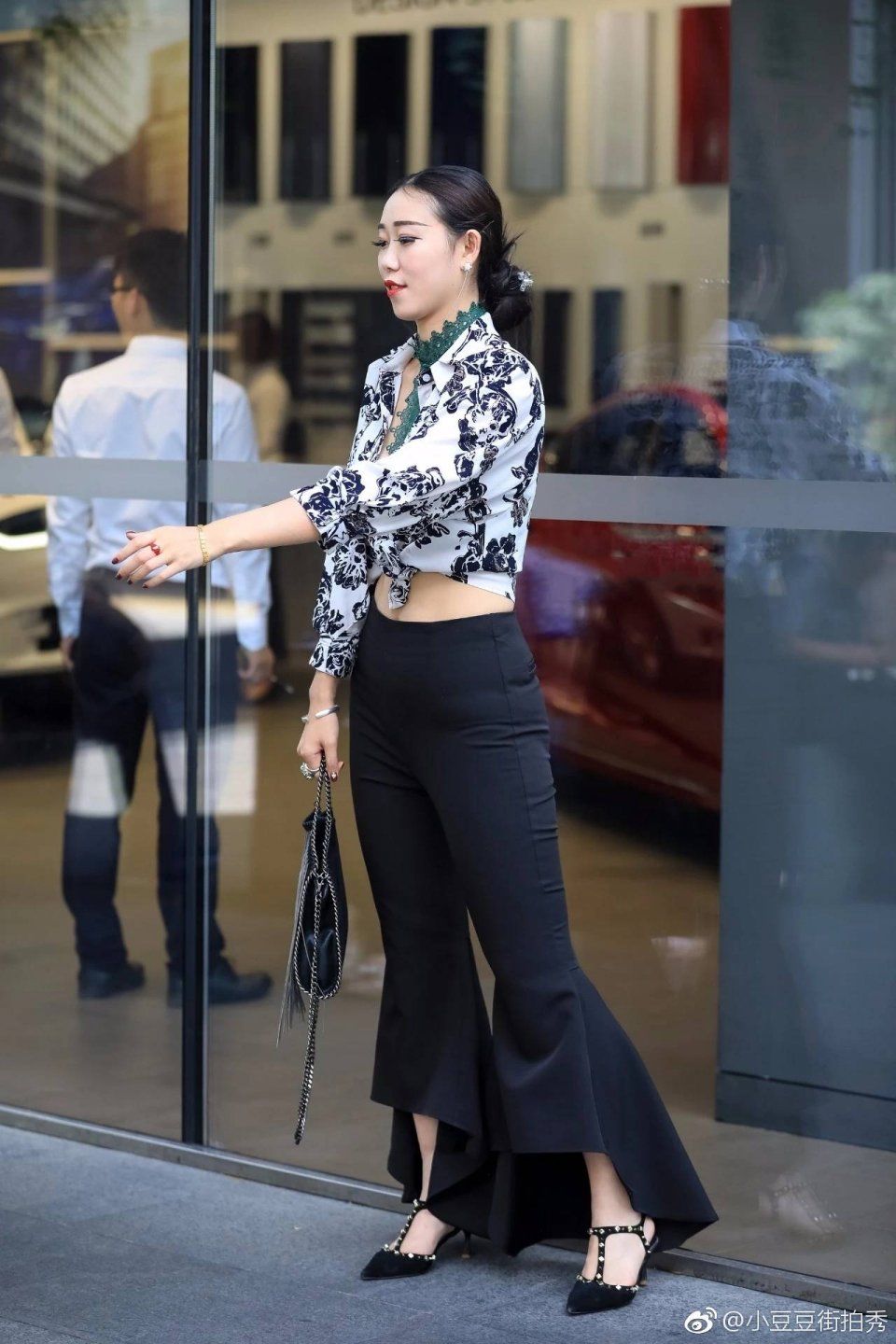 一点点街拍：美女姐姐穿着打扮时尚大方，看起来很高贵的样子