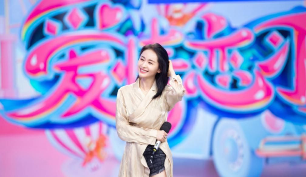 王子文:真的被王子美到了,一袭锁骨发型搭配衬衫连衣裙,美成小仙女模样