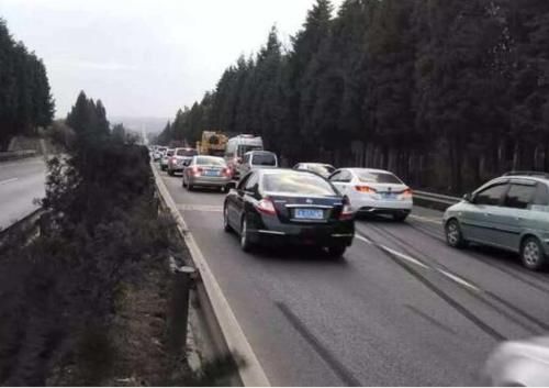  「技巧」超车道上为什么还有人打左转灯？老司机：很多新手不懂