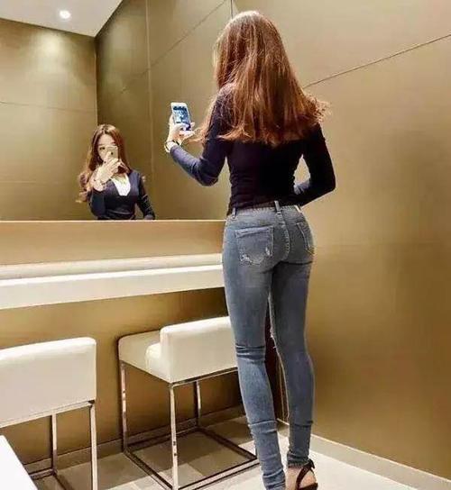 轻熟范儿的牛仔裤小姐姐凸显成熟女人魅力，完美曲线更动人！