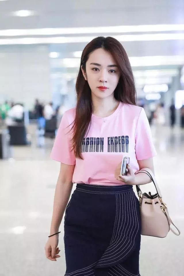 王晓晨身穿亮粉色T恤，下搭包臀长裙，粉色系少女装扮，驾驭恰到