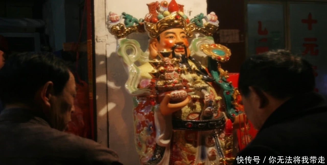 我国一处寺庙门票收入百万,每到大年初五,工作人员用麻袋装钱!