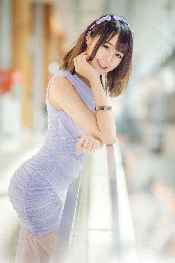 街拍：紧身裙凸显女人美丽的曲线, 穿出不一样的清凉