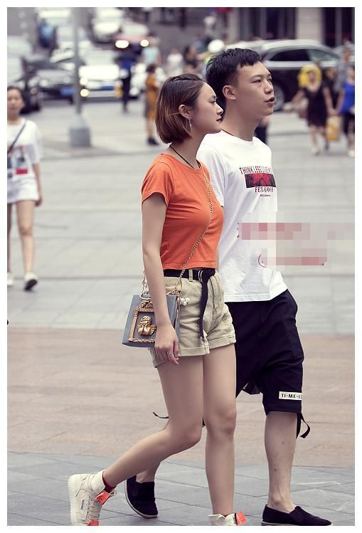 街拍:美艳姑娘清凉出行,秀“奶白”长腿,别有一番韵味!