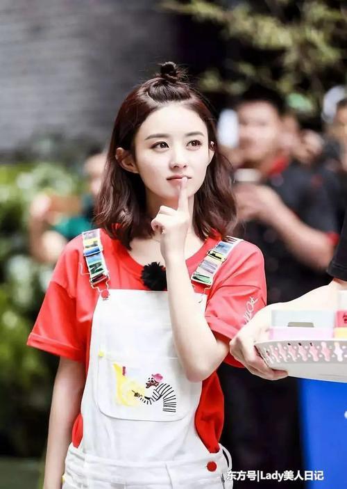 今夏最火的就是牛仔裤牛仔裙了，佟丽娅穿起来好甜美，宋茜最性感