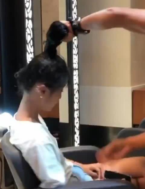 美女去剪头发,理发师炫技一刀剪短,剪后女孩哭着坐地要赔偿