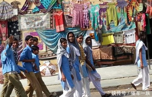 印度“苦行僧”让美女相伴左右，游客却对他们避而远之，好福气？