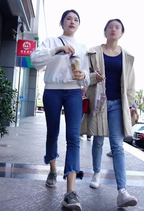  「个性」清纯女神白色卫衣搭配紧身牛仔裤，个性时尚让人眼前一亮