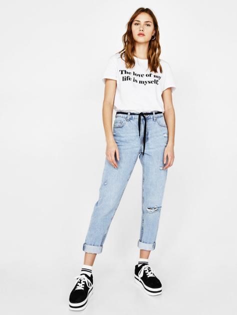 周冬雨为破洞牛仔裤代言 这么穿才能显腿长