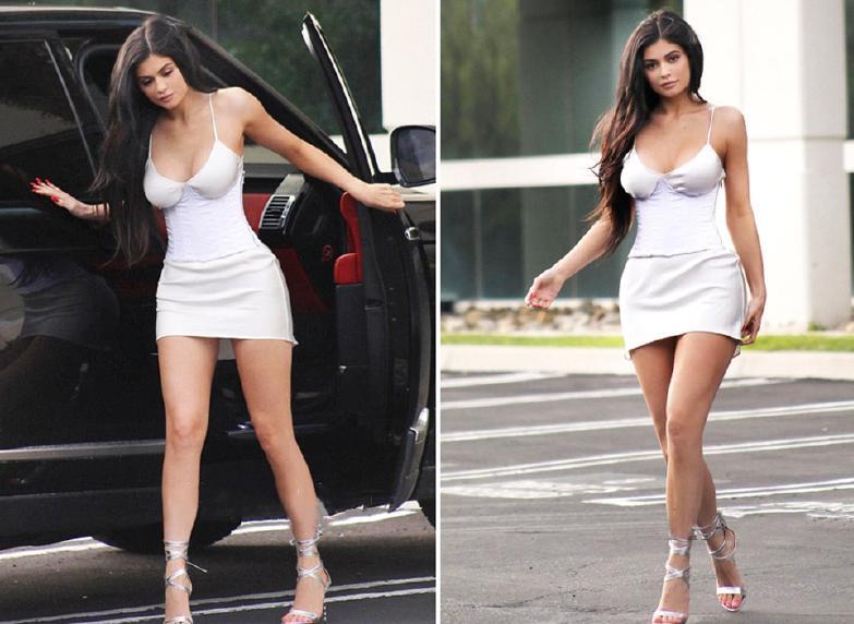 凯莉·詹娜穿露肩礼服过生日,蝴蝶背抢镜,怪不得她爱穿露背装