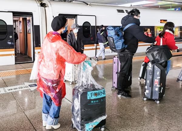  全民■全民战疫｜坐火车来上海，旅客自制防护服抵挡新冠肺炎病